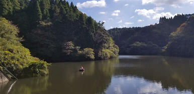 近隣の池は人気の釣りスポット！