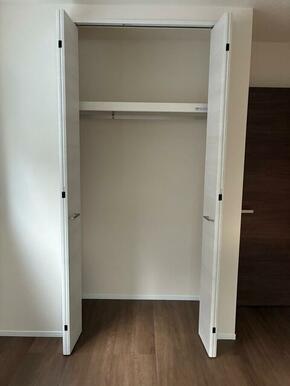 空間の使い方はいろいろ。服だけでなくさまざまなアイテムの収納にも◎（2号棟）