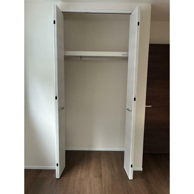 空間の使い方はいろいろ。服だけでなくさまざまなアイテムの収納にも◎（2号棟）