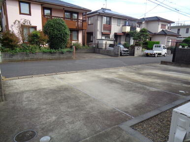 建物より駐車場見る