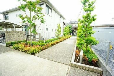 【外観】緑豊かなアプローチ
