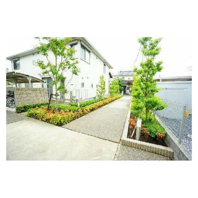 【外観】緑豊かなアプローチ