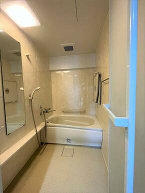 白を基調とした清潔感のある浴室！風呂蓋が組み合わせタイプで保温効果が高く、光熱費の節約になります！