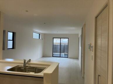 家具のデザインや配置でリビングの印象は大きく変わります。ぜひ自分の感性に合う空間を（1号棟）