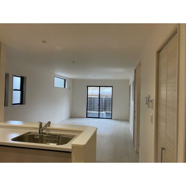 家具のデザインや配置でリビングの印象は大きく変わります。ぜひ自分の感性に合う空間を（1号棟）