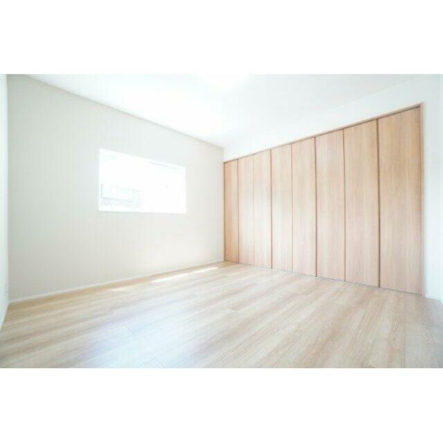8帖洋室。大きめのクローゼットが特徴のお部屋です。※類似物件の参考画像です。
