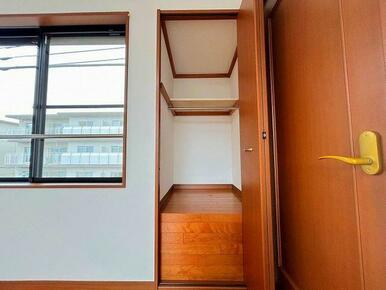 「３階南西側洋室＿約６帖」空間を活かした収納付きです