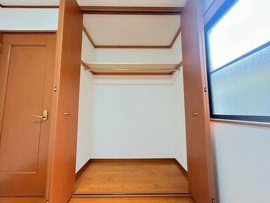 「２階納戸＿約４．５帖」空間を活かした収納付きです