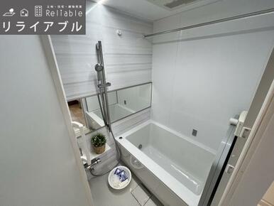 モノトーンなデザインの浴室は毎日のお風呂タイムが楽しくなりそう！