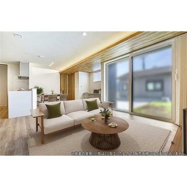 室内から外の景色を一望できる大開口窓を配置。陽当たりが良く開放感あふれるリビングです。