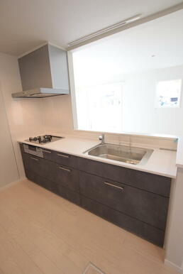 【参考写真】広々とした調理スペースとシンクのシステムキッチン♪