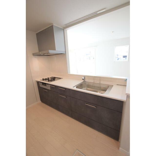 【参考写真】広々とした調理スペースとシンクのシステムキッチン♪