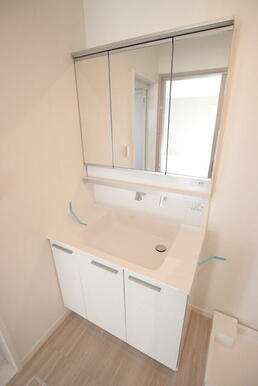 【参考写真】忙しい朝にはあると嬉しいシャワー付洗面化粧台です♪