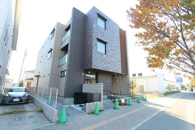 積水ハウス施工の賃貸住宅『シャーメゾン』地震に強く安心の重量鉄骨造3階建マンションタイプ※イメージ