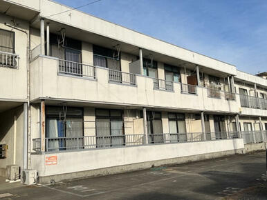 目の前が駐車場です。