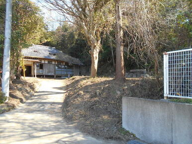 周辺は静かな田舎町