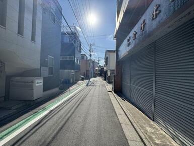 前面道路です。住宅地につき落ち着いた新生活を始められそうです。
