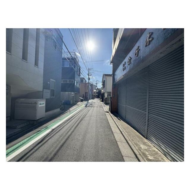 前面道路です。住宅地につき落ち着いた新生活を始められそうです。