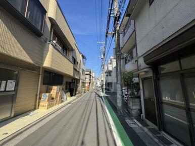 前面道路は幅員約4.5mございます。