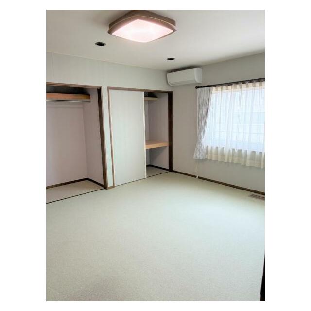 2階洋室。陽がたくさん差し込み明るく開放的です。収納もたっぷりです。