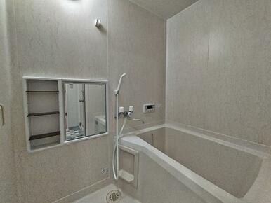 あると嬉しい棚付きのバスルーム