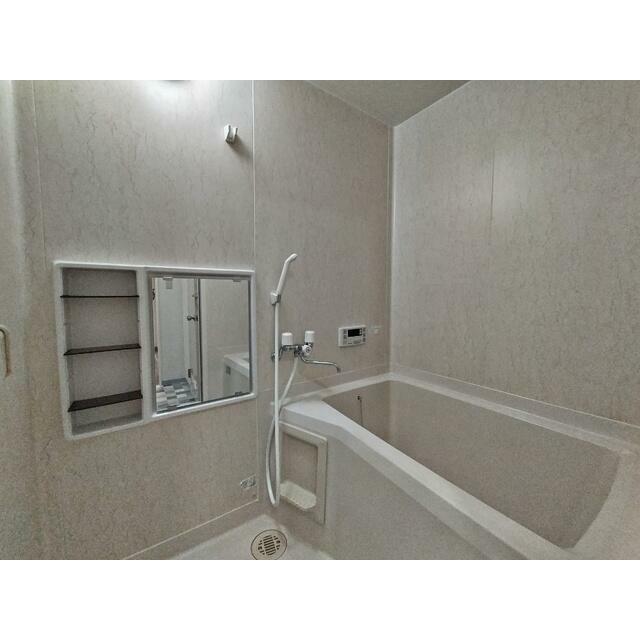 あると嬉しい棚付きのバスルーム