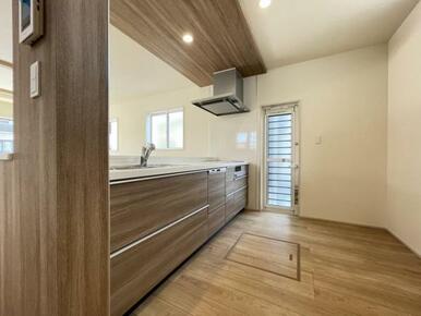 リビングの様子を見ながら家事ができるので小さなお子さまがいるご家庭も安心です＾＾