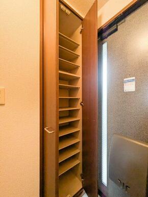 天井高まであり可動式棚なので、ブーツなどもたっぷり収納可能な大型の下駄箱を備えた玄関♪