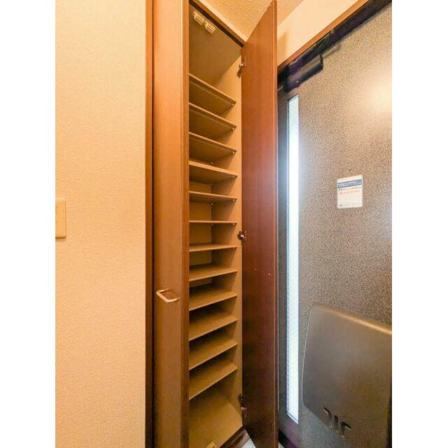 天井高まであり可動式棚なので、ブーツなどもたっぷり収納可能な大型の下駄箱を備えた玄関♪