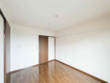 画鋲や釘を使わずに、ちょっとした物かけに大変便利な化粧幕板付き♪時計やポスター・絵画を掛けてお部屋…