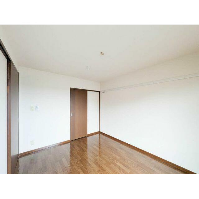 画鋲や釘を使わずに、ちょっとした物かけに大変便利な化粧幕板付き♪時計やポスター・絵画を掛けてお部屋…