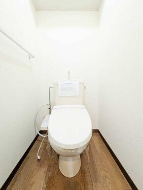 幅広い年齢層から支持されている今や必須アイテムの温水洗浄暖房便座♪冬場も便座が暖かくご使用いただけ…