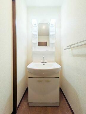 鏡の両脇の収納スペースを配した洗面化粧台♪