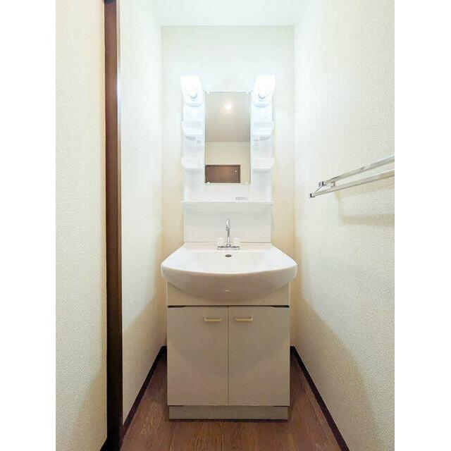 鏡の両脇の収納スペースを配した洗面化粧台♪