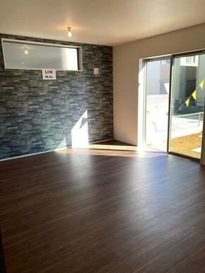 遊び心のあるアクセントクロスがリビングに華やぎを与えます（1号棟）