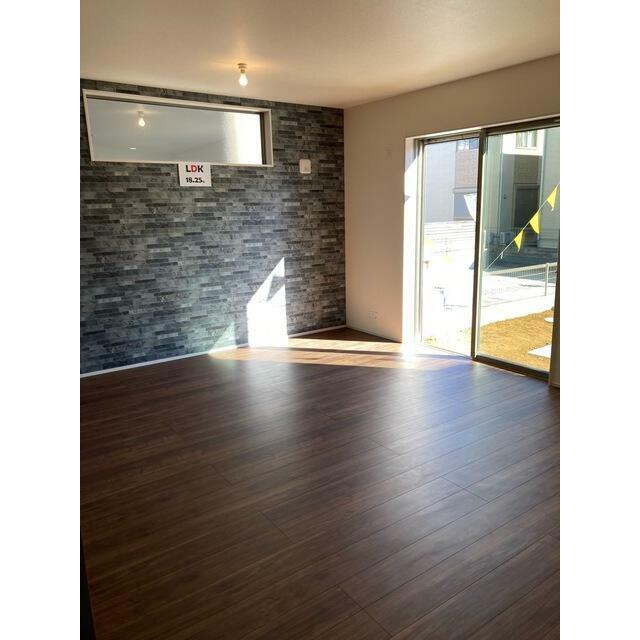 遊び心のあるアクセントクロスがリビングに華やぎを与えます（1号棟）