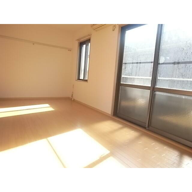 洋室８．３帖☆南向きバルコニーで明るい室内！