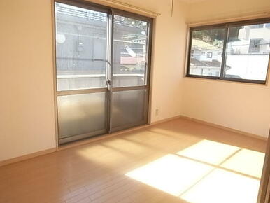 洋室８．３帖☆角部屋につき陽当たり良好！