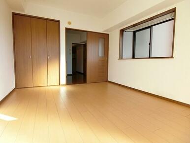 角部屋で明るい居室です。