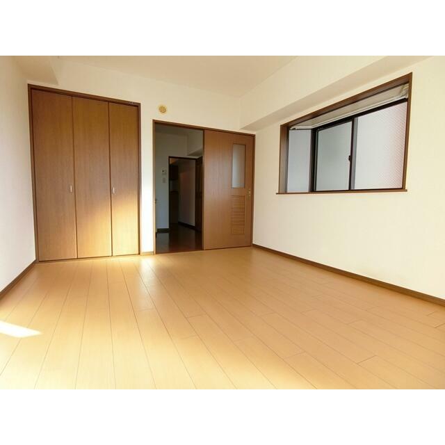 角部屋で明るい居室です。