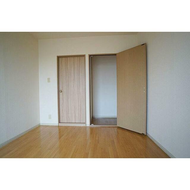 たっぷり収納できる洋室５．５帖クローゼット