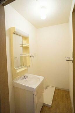 独立洗面台　洗濯機置き場