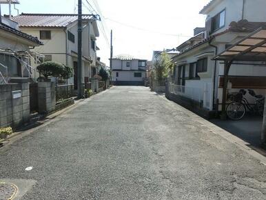 周辺の街並み６ｍ幅員の道路に面する住宅です。