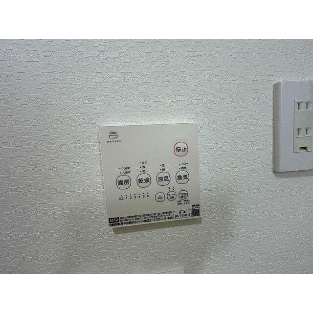 【浴室】浴室暖房乾燥機付きです。