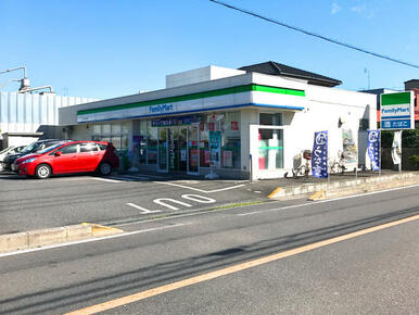 ファミリーマート三郷戸ヶ崎店　三郷市戸ケ崎３丁目４７－１　徒歩３分