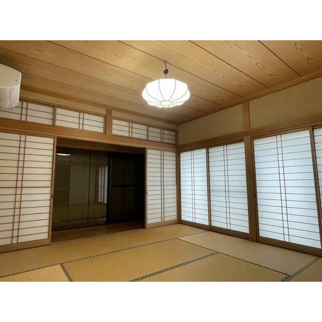 １階の８．６帖の和室です。