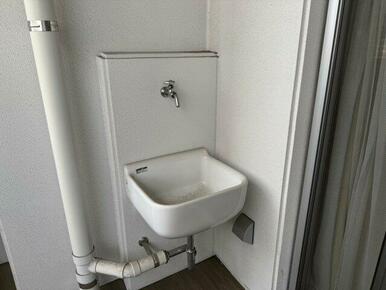 バルコニーに設置されたスロップシンクは、靴洗いやアウトドア用品の手入れなどに便利な設備です。室内を汚