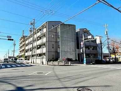 コンクリートうちっぱなしのオシャレな外観