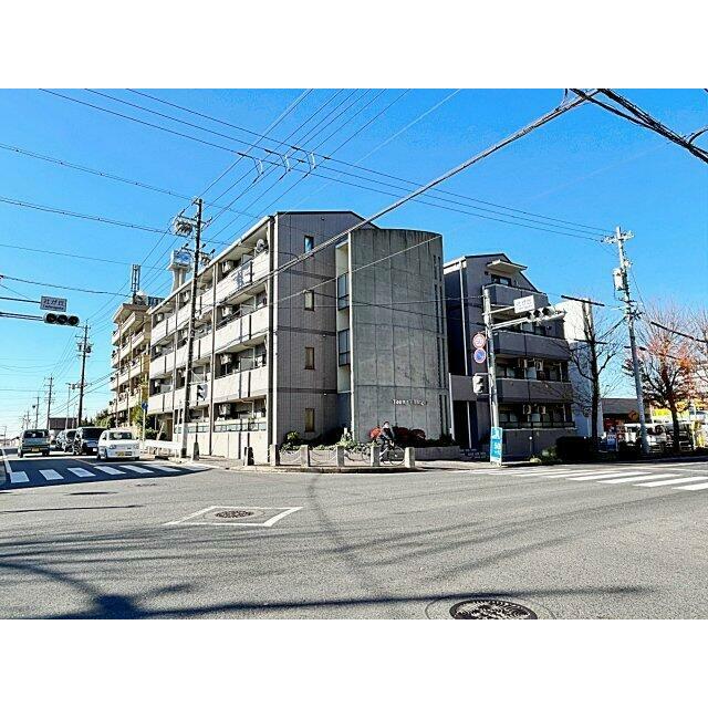 コンクリートうちっぱなしのオシャレな外観