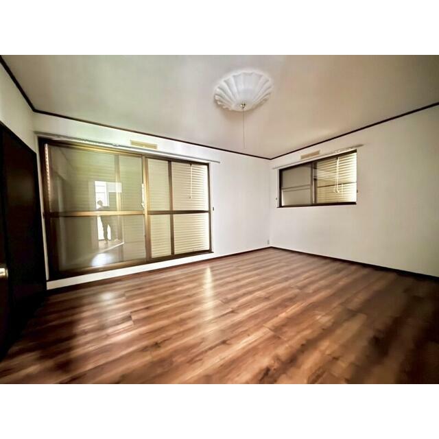 ２階洋室約８．７５帖。南側・東側からの２面採光で明るいお部屋です♪　収納スペースたっぷり！